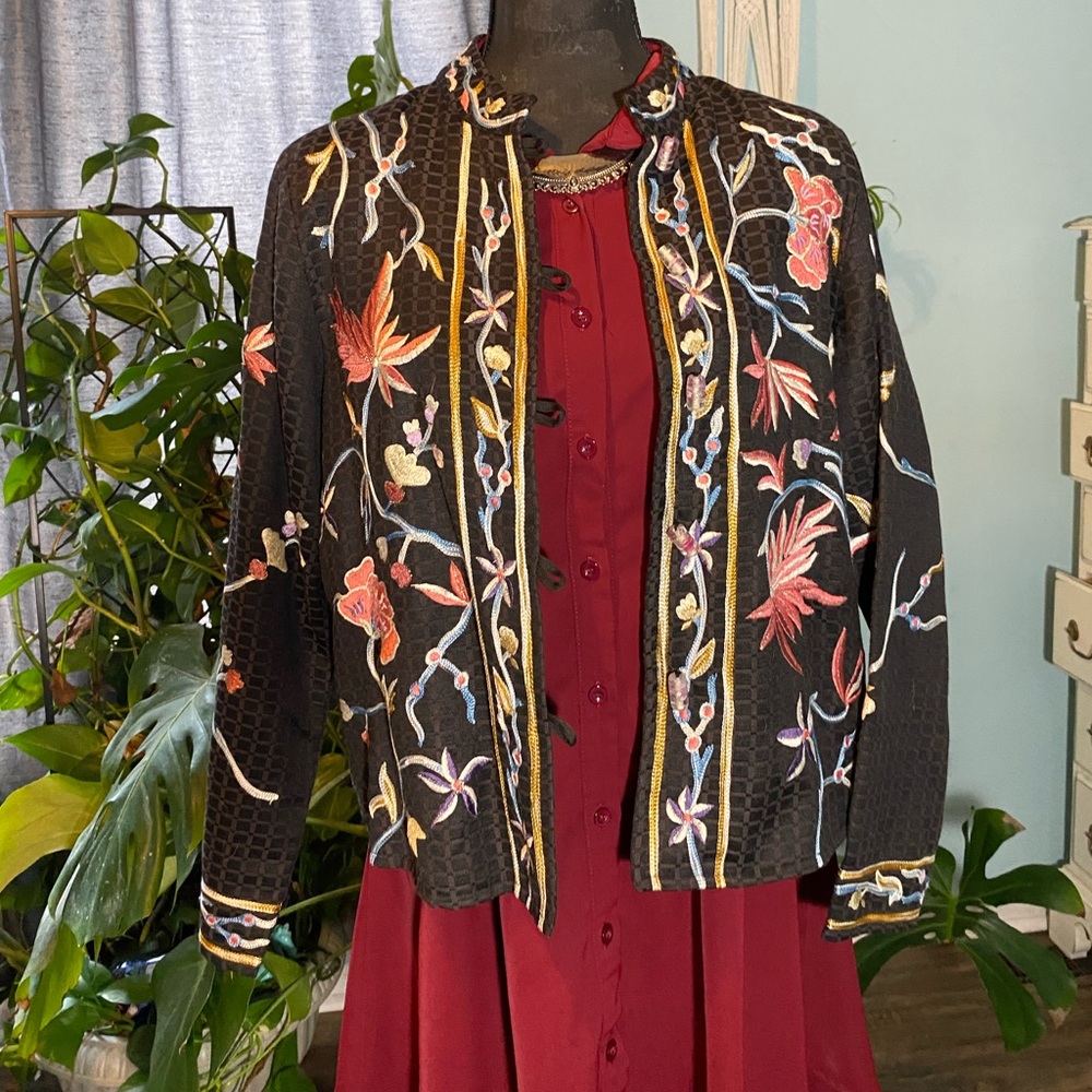 Vintage colorful detailed flower jacket.